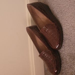 Aerosoles shoes in 7.5, croco faux leather in burgundy color is like new